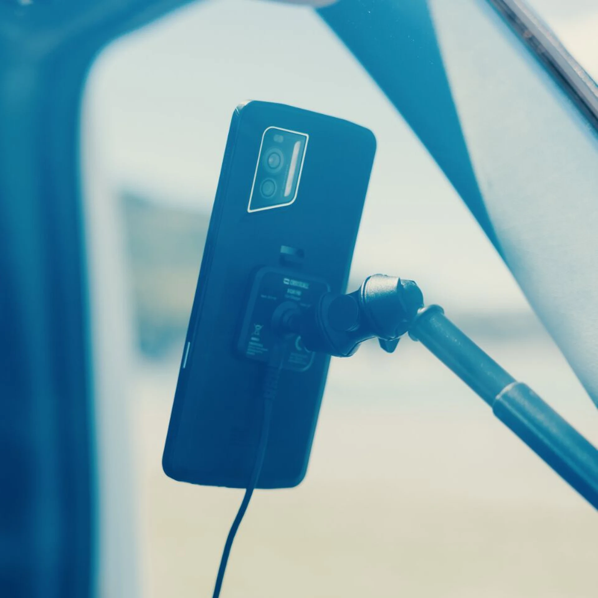 Crosscall-Smartphone auf der X-LINK-Magnetaufnahme des X-Car Pro